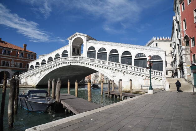 Coronavirus in Italien, Harter Lockdown in Venedig The Empty Rialto Bridge during Venice in the Red Zone, News in Venice, Italy, March 15, 2021 Editorial Usage Only  Copyright: xLiveMedia SimonexPiccirillix xIPAx