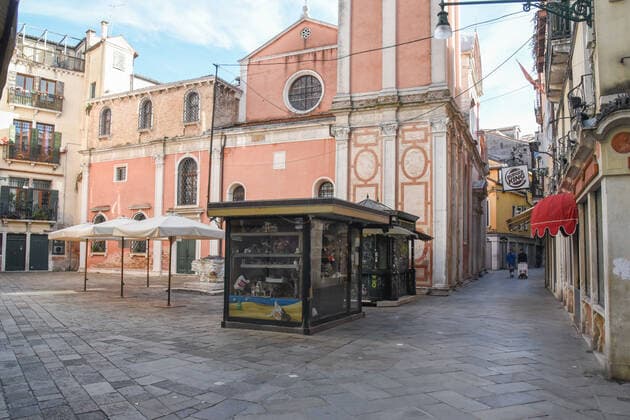 Coronavirus in Italien, Harter Lockdown in Venedig The Strada Nova towards Rialto - Kiosks and shops closed during Venice in the Red Zone, News in Venice, Italy, March 15, 2021 Editorial Usage Only  Copyright: xLiveMedia SimonexPiccirillix xIPAx