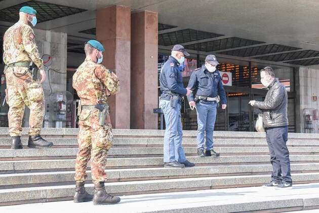 Coronavirus in Italien, Harter Lockdown in Venedig Police and Military Checks in front of the Station during Venice in the Red Zone, News in Venice, Italy, March 15, 2021 Editorial Usage Only  Copyright: xLiveMedia SimonexPiccirillix xIPAx