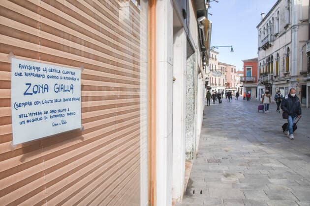 Coronavirus in Italien, Harter Lockdown in Venedig A local warns that it will reopen only upon returning to the Yellow Zone during Venice in the Red Zone, News in Venice, Italy, March 15, 2021 Editorial Usage Only  Copyright: xLiveMedia SimonexPiccirillix xIPAx