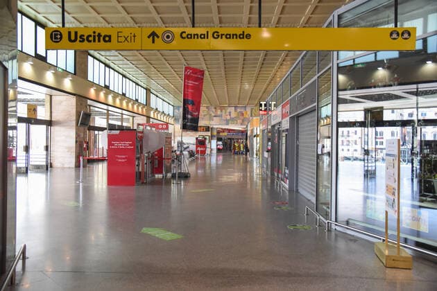 Coronavirus in Italien, Harter Lockdown in Venedig Venice Train Station during Venice in the Red Zone, News in Venice, Italy, March 15, 2021 Editorial Usage Only  Copyright: xLiveMedia SimonexPiccirillix xIPAx