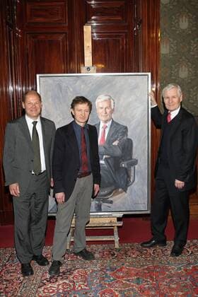 Johannes Duwe (der Kuenstler), Hennig Voscherau, Olaf Scholz, Buergermeister Scholz nimmt Portraet von Buergermeister a.D. Voscherau entgegen, Rathaus Hamburg, 05.01.2012 *** Johannes Duwe the artist, Hennig Voscherau, Olaf Scholz, Mayor Scholz receives portrait from Mayor Voscherau, City Hall Hamburg, 05 01 2012 Copyright: xeventpress mpx
