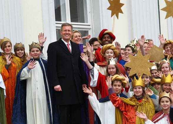 Bunderpraesident Christian Wulff und seine Frau Bettina empfaengen die - Sternsinger aus den gemeinden in Duisburgund Glesenkirchen ( Bistum Essen ) im Schloss Bellevue in Berlin. grosser Presseauflauf *** Federal President Christian Wulff and his wife Bettina receive the carol singers from the parishes in Duisburg and Glesenkirchen Diocese of Essen at Bellevue Palace in Berlin large press run Copyright: xEventpressxHerrmannx