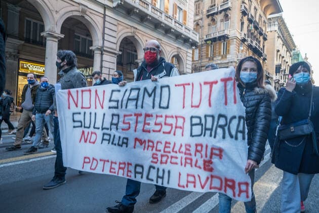 Coronavirus in Italien, Protest gegen Corona-Maßnahmen in Genua Genoa, the protest of the restaurateurs returns: the procession parades through the streets of the city Editorial Usage Only  Copyright: xMarinaxMazzolix xIPAx