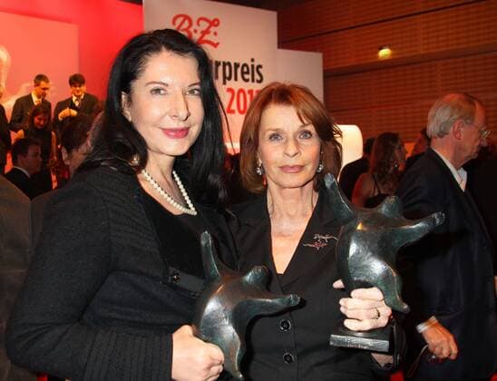 Preistraeger Marina Abramovic Performance-Künstlerin und Senta Berger bei der Verleihung des - B.Z. -Kulturpreis 2012 - in der Ullsteinhalle im Springer-Haus in Berlin *** Laureate Marina Abramovic Performance Artist and Senta Berger at the presentation of the B Z Culture Award 2012 in the Ullsteinhalle at Springer Haus in Berlin Copyright: xEventpressxHerrmannx
