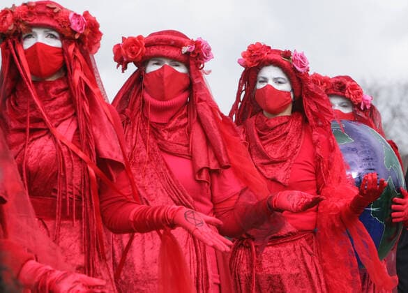 IMAGO Creative: Tag der Menschenrechte am 10. Dezember Environmental activists Red Rebell Extinction Rebellion hold a globe protest during nationwide clima alarm at the Wester Park amid the coronavirus pandemic on March 14, 2021 in Amsterdam,Netherlands. Environmental activists and supporters joined together protest to demand real solutions and fair climate policies. For families, farmers, small business owners, for young people, indigenous communities. Amsterdam Netherlands Copyright: xPauloxAmorimx amp20210314_013