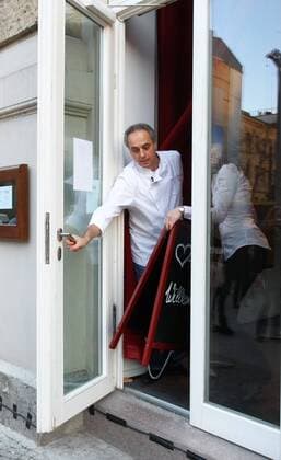 Sternekoch Christian Rach bei der Eroeffnung seiner _ Restaurantschule - in der Jaegerstrasse in Berlin Der künftige Name des Restaurants liegt angesichts der Strasse, in der es liegt, und der Farbe seiner Fassade geradezu auf der Hand: -Roter Jaeger- in Berlin. Copyright: xEventpressxHerrmannx