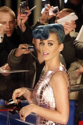 Katy Perry beim Echo 2012 dem Deutschen Musikpreis auf dem Roten Teppich vor der Verleihung beim Autogramme schreiben an der Messe Berlin. Copyright: xEventpressxStaufenbergx