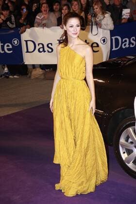 Lena Meyer-Landrut beim Echo 2012 dem Deutschen Musikpreis auf dem Roten Teppich vor der Verleihung beim Autogramme schreiben an der Messe Berlin. Copyright: xEventpressxStaufenbergx