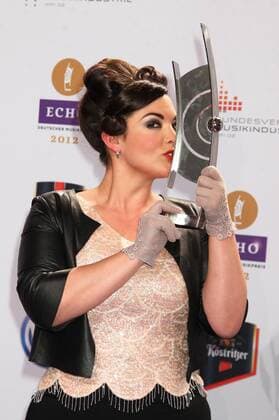 Preistrager: Caro Emerald beim Echo 2012 dem Deutschen Musikpreis Preistraeger vor der Verleihung in der Messe Berlin. Copyright: xEventpressxHerrmannx