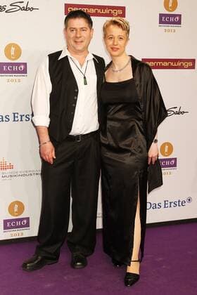 Michael Hirte und Frau Jenny beim Echo 2012 dem Deutschen Musikpreis auf dem Roten Teppich vor der Verleihung in der Messe Berlin. Copyright: xEventpressxHerrmannx