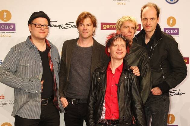Die Toten Hosen beim Echo 2012 dem Deutschen Musikpreis auf dem Roten Teppich vor der Verleihung in der Messe Berlin. Copyright: xEventpressxHerrmannx