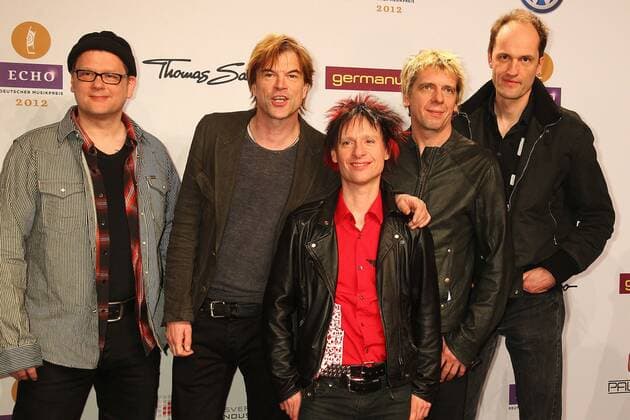 Die Toten Hosen beim Echo 2012 dem Deutschen Musikpreis auf dem Roten Teppich vor der Verleihung in der Messe Berlin. Copyright: xEventpressxHerrmannx