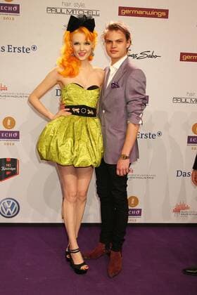 Wilson Gonzalez Ochsenknecht und seine Freundin Bonnie Strange beim Echo 2012 dem Deutschen Musikpreis auf dem Roten Teppich vor der Verleihung in der Messe Berlin. Copyright: xEventpressxHerrmannx
