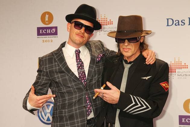 Udo Lindenberg und Jan Delay beim Echo 2012 dem Deutschen Musikpreis auf dem Roten Teppich vor der Verleihung in der Messe Berlin. *** Udo Lindenberg and Jan Delay at the Echo 2012 the German Music Award on the Red Carpet before the ceremony at the Messe Berlin Copyright: xEventpressxHerrmannx