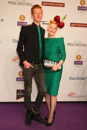 Enie van de Maiklokjes mit Tobias Staerbo beim Echo 2012 dem Deutschen Musikpreis auf dem Roten Teppich vor der Verleihung in der Messe Berlin. Copyright: xEventpressxHerrmannx