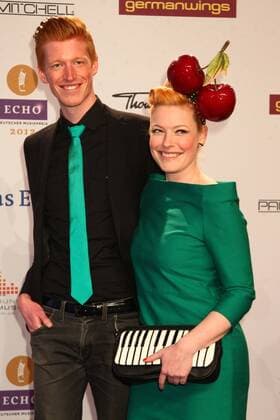 Enie van de Maiklokjes mit Tobias Staerbo beim Echo 2012 dem Deutschen Musikpreis auf dem Roten Teppich vor der Verleihung in der Messe Berlin. Copyright: xEventpressxHerrmannx