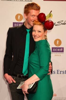 Enie van de Maiklokjes mit Tobias Staerbo beim Echo 2012 dem Deutschen Musikpreis auf dem Roten Teppich vor der Verleihung in der Messe Berlin. Copyright: xEventpressxHerrmannx