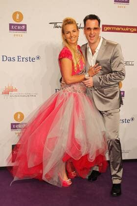 Michael Wendler und Ehefrau Claudia beim Echo 2012 dem Deutschen Musikpreis auf dem Roten Teppich vor der Verleihung in der Messe Berlin. Copyright: xEventpressxHerrmannx