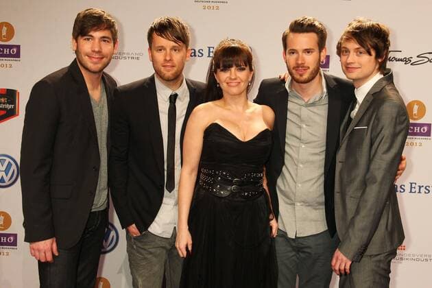 Revolverheld mit Marta Jandova beim Echo 2012 dem Deutschen Musikpreis auf dem Roten Teppich vor der Verleihung in der Messe Berlin. Copyright: xEventpressxHerrmannx