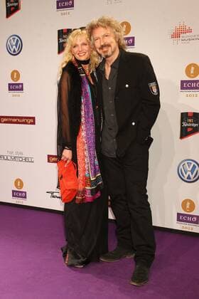 Wolfgang Niedecken und Ehefrau Tina beim Echo 2012 dem Deutschen Musikpreis auf dem Roten Teppich vor der Verleihung in der Messe Berlin. Copyright: xEventpressxHerrmannx