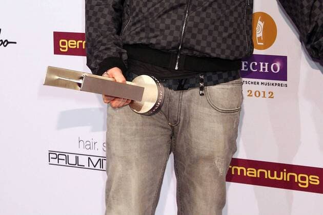Preistrager: Sido mit Echopreis in einbdeutiger Pose beim Echo 2012 dem Deutschen Musikpreis Preistraeger vor der Verleihung in der Messe Berlin. Copyright: xEventpressxHerrmannx