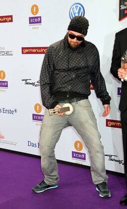 Preistrager: Sido mit Echopreis in einbdeutiger Pose beim Echo 2012 dem Deutschen Musikpreis Preistraeger vor der Verleihung in der Messe Berlin. Copyright: xEventpressxHerrmannx
