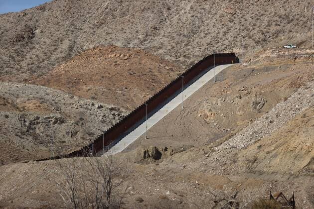 A picture taken from the border strip between El Paso area (Texas) and Sunland Park (New Mexico), in El Paso, Texas, United States, 15 March 2021. Republican congressmen visited the border between the United States and Mexico on Monday to learn about the consequences of the increase in undocumented immigrants entering the country, especially unaccompanied minors, and expressed alarm at the situation. Republicans visit border alarmed by arrival of migrants in the US !ACHTUNG: NUR REDAKTIONELLE NUTZUNG!  Copyright: xJesusxRosalesx USA7873 20210315-637514470057568386