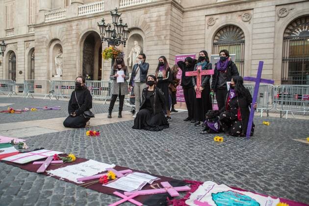 March 15, 2021, Barcelona, Spain: Women are seen holding crosses during the demonstration..The collective of Mexican women in Barcelona, Mexican Fury (Furia Mexicana) have convened in front of the town hall as they protest against feminicide and sexist violence in Mexico and paid tribute to various victims of feminicide in Mexico in the last year. Barcelona Spain - ZUMAs197 20210315_zaa_s197_125 Copyright: xThiagoxPrudenciox