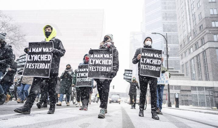 Bilder des Jahres 2021, News 03 März News Themen der Woche KW11 News Bilder des Tages March 15, 2021, Minneapolis, MN, United States: Protesters blocked streets near the Hennepin County Government Center to protest concerns of jury selections in the trial of former Minneapolis police Officer Derek Chauvin on Monday, March 15, 2021, In Minneapolis. Minneapolis United States - ZUMAm67_ 20210315_zaf_m67_030 Copyright: xJerryxHoltx