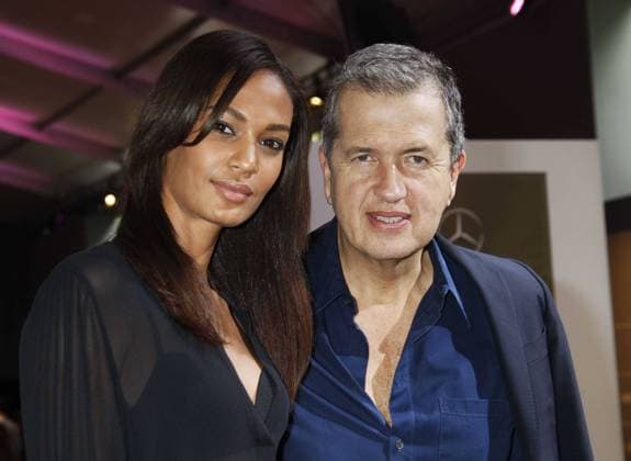 Starfotograf Mario Testino mit Das Gesicht der Fashionweek Joan Smalls bei der der Modenschau von - Schumacher - zur Merdes-Benz Fashionweek Berlin im Zelt an der Siegessaeule Copyright: xEventpressxHerrmannx