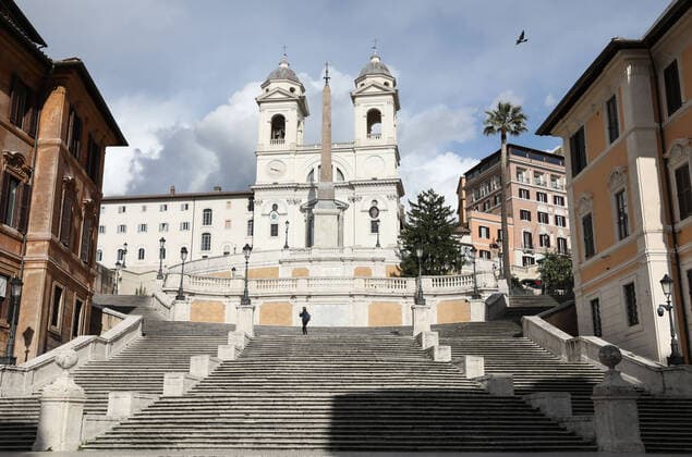 News Bilder des Tages (210316) -- ROME, March 16, 2021 -- A woman walks on Spanish Steps in Rome, Italy, March 15, 2021. Italy entered into a new period of semi-lockdown on Monday, with over half of its 20 regions falling into the red zone and subject to the maximum level of restrictions. ) ITALY-ROME-COVID-19-SEMI-LOCKDOWN ChengxTingting 