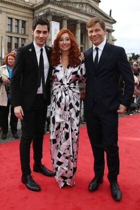 Frank Briegmann, Tori Amos und Milos Karadaglic auf dem Roten Teppich bei der Verleihung des ECHO Klassik 2012 im Konzerthaus Berlin auf dem Gendarmenmarkt im Herzen Berlins. Copyright: xEventpressxHerrRax