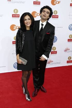 Rolando Villazon und Frau Lucia auf dem Roten Teppich bei der Verleihung des ECHO Klassik 2012 im Konzerthaus Berlin auf dem Gendarmenmarkt im Herzen Berlins. Copyright: xEventpressxHerrRax