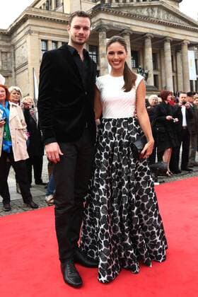 Nazan Eckes mit Freund Julian Khol auf dem Roten Teppich bei der Verleihung des ECHO Klassik 2012 im Konzerthaus Berlin auf dem Gendarmenmarkt im Herzen Berlins. Copyright: xEventpressxHerrRax