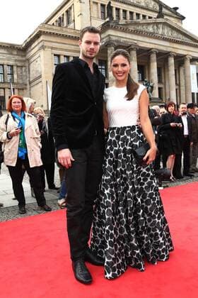 Nazan Eckes mit Freund Julian Khol auf dem Roten Teppich bei der Verleihung des ECHO Klassik 2012 im Konzerthaus Berlin auf dem Gendarmenmarkt im Herzen Berlins. Copyright: xEventpressxHerrRax