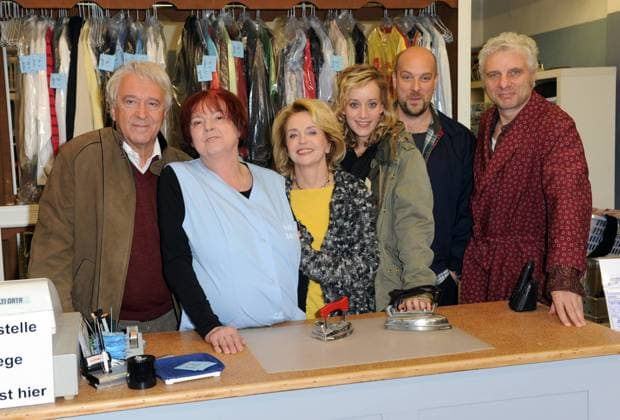 v.l. Gerd Anthoff, Maria Peschek, Gisela Schneeberger, Judith Richter, Stephan Zinner und Udo Wachtveitl Fototermin der Produktion Im Schleudergang mit Gisela Schneeberger in MÃ?nchen am 13.11.2012 *** f l Gerd Anthoff, Maria Peschek, Gisela Schneeberger, Judith Richter, Stephan Zinner and Udo Wachtveitl Photo session of the production Im Schleudergang with Gisela Schneeberger in Munich on 13 11 2012. Copyright: xEventpressxHannesxMagerstaedtx