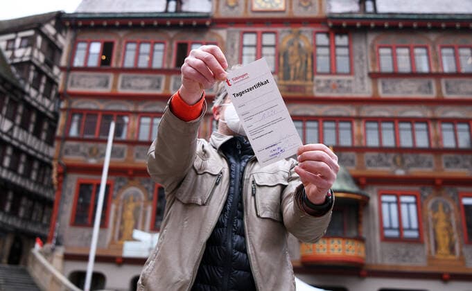 Tuebingen 15.03.2021 Tageszertifikat fuer Innenstadtbesucher: An der Schnelltest-Station am Rathaus werden Tageszertifikats fuer Innenstadt Besucher ausgestellt. Alle Personen, welche in der Innenstadt shoppen, in die Aussengastronomie, ins Kino oder ins Theater gehen wollen, benoetigen einen negatives Testergebnis und ein Tageszertifikat.