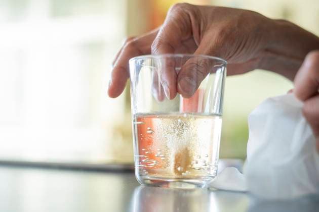 Close-up of woman s hand dropping pill in glass of water Copyright: FrédéricxCirou B50810743