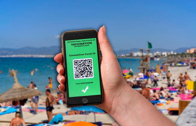 16.03.2021, Symbolbild, Bildmontage! Impfung. Ein Impfpass in digitaler Form auf dem Smartphone iPhone. Der Impfpass würde wieder uneingeschränktes Reisen ermöglichen, Symbolbild Mallorca Spanien Strandleben El Arenal. 16.03.2021, Elektronischer Impfpass für Urlaubsreisen 16.03.2021, Elektronischer Impfpass für Urlaubsreisen