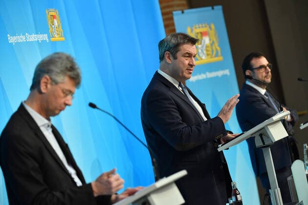 v.li:Michael PIAZOLO (Freie Waehler,Kultusminister Bayern),Markus SOEDER (Ministerpraesident Bayern und CSU Vorsitzender),Klaus HOLETSCHEK (CSU,Gesundheitsminister Bayern). Pressekonferenz der Bayerischen Staatsregierung nach Kabinettssitzung am 16.03.2021 im Prinz Carl Palais in Muenchen.