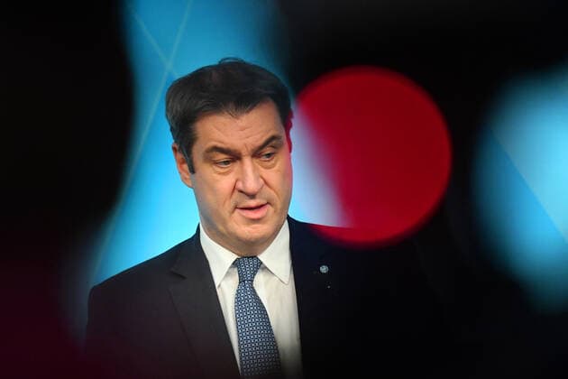 Markus SOEDER (Ministerpraesident Bayern und CSU Vorsitzender),hinter Rotlicht. Einzelbild,angeschnittenes Einzelmotiv,Portraet,Portrait,Porträt. Pressekonferenz der Bayerischen Staatsregierung nach Kabinettssitzung am 16.03.2021 im Prinz Carl Palais in Muenchen.
