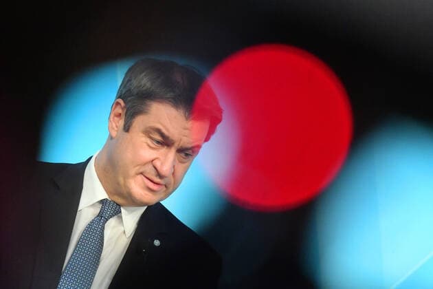Markus SOEDER (Ministerpraesident Bayern und CSU Vorsitzender),hinter Rotlicht. Einzelbild,angeschnittenes Einzelmotiv,Portraet,Portrait,Porträt. Pressekonferenz der Bayerischen Staatsregierung nach Kabinettssitzung am 16.03.2021 im Prinz Carl Palais in Muenchen.