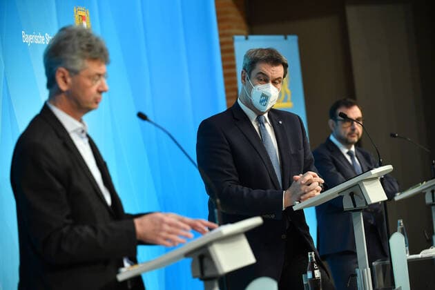 v.li:Michael PIAZOLO (Freie Waehler,Kultusminister Bayern),Markus SOEDER (Ministerpraesident Bayern und CSU Vorsitzender), Klaus HOLETSCHEK (CSU,Gesundheitsminister Bayern). Pressekonferenz der Bayerischen Staatsregierung nach Kabinettssitzung am 16.03.2021 im Prinz Carl Palais in Muenchen.