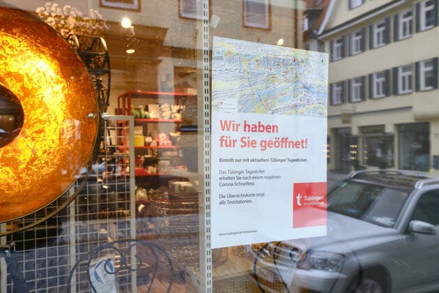 Tuebingen Tuebingen wird Modellstadt für Corona-Lockerungen, 16.03.2021 Aushang an einem Geschaeft: Eintritt nur mit aktuellem Tuebinger Tagesticket . Nachweis Corona Schnelltest erforderlich zum einkaufen. Tuebingen, 16.03.2021 Copyright: xEibner-Pressefoto ThomasxDingesx EP_TDS