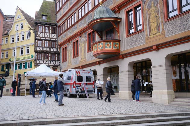 Tuebingen Tuebingen wird Modellstadt für Corona-Lockerungen, 16.03.2021 Corona Schnelltest Station am Tuebinger Rathaus. Das Tuebinger Tagesticket wird bei negativem Test ausgegeben. Tuebingen, 16.03.2021 Copyright: xEibner-Pressefoto ThomasxDingesx EP_TDS