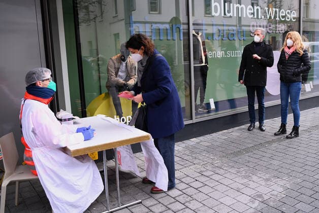 Tuebingen 16.03.2021 Tuebingens Oberbuergermeister Boris Palmer (2.v.re, Die Gruenen) und DRK-Kreisvorsitzende, Pandemie-Beauftragte und Aerztin Dr. Lisa Federle (re) an der Schnelltest-Station des DRK Tuebingen in einer Einkaufsstrasse am Zinserdreieck. Alle Besucher der Tuebinger Innenstadt, welche nicht im Landkreis Tuebingen wohnen, wird bei negativen Testergebnis ein Tageszertifikat zum Einkaufen in Tuebinger Geschaeften ausgestellt.