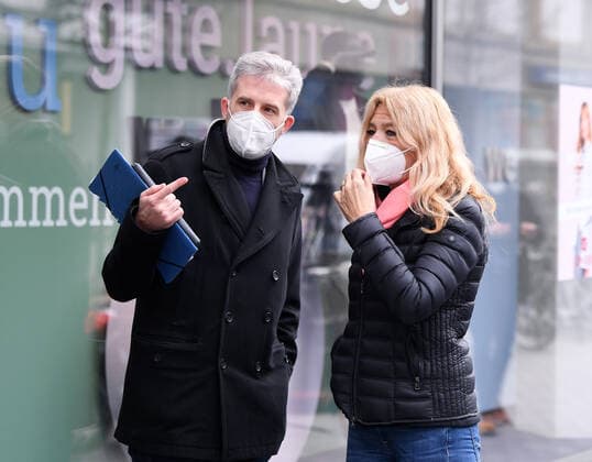 Tuebingen 16.03.2021 Tuebingens Oberbuergermeister Boris Palmer (li, Die Gruenen) und DRK-Kreisvorsitzende, Pandemie-Beauftragte und Aerztin Dr. Lisa Federle (re) an der Schnelltest-Station des DRK Tuebingen in einer Einkaufsstrasse am Zinserdreieck. Alle Besucher der Tuebinger Innenstadt, welche nicht im Landkreis Tuebingen wohnen, wird bei negativen Testergebnis ein Tageszertifikat zum Einkaufen in Tuebinger Geschaeften ausgestellt.