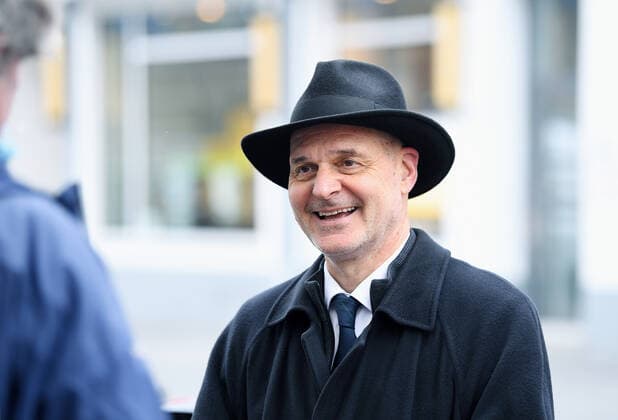 Tuebingen 16.03.2021 Prof. Dr. Peter Kremsner (Direktor Institut fuer Tropenmedizin UKT Tuebingen) an der DRK-Schnelltest-Station des DRK Tuebingen in einer Einkaufsstrasse am Zinserdreieck. Alle Besucher der Tuebinger Innenstadt, welche nicht im Landkreis Tuebingen wohnen, wird bei negativen Testergebnis ein Tageszertifikat zum Einkaufen in Tuebinger Geschaeften ausgestellt.