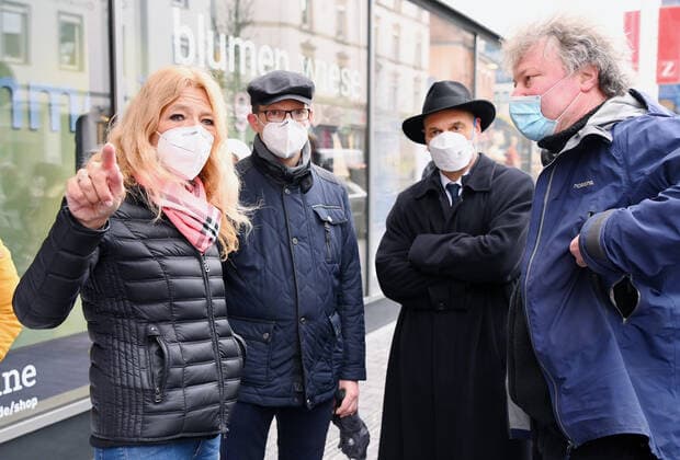 Tuebingen 16.03.2021 DRK-Kreisvorsitzende, Pandemie-Beauftragte und Aerztin Dr. Lisa Federle, Dr. Carsten Koehler (Universitaetsklinikum Tuebingen), Prof. Dr. Peter Kremsner (li, Direktor Institut fuer Tropenmedizin Universitaetsklinikum Tuebingen) und Prof. Dr. Peter Martus (v.li, Universitaetsklinikum Tuebingen), an der DRK-Schnelltest-Station des DRK Tuebingen in einer Einkaufsstrasse am Zinserdreieck. Alle Besucher der Tuebinger Innenstadt, welche nicht im Landkreis Tuebingen wohnen, wird bei negativen Testergebnis ein Tageszertifikat zum Einkaufen in Tuebinger Geschaeften ausgestellt.